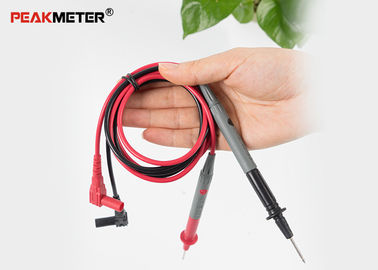 Электрический тест вольтамперомметра зондирует красный цвет + черноту кабеля ручки провода золотой посуды
